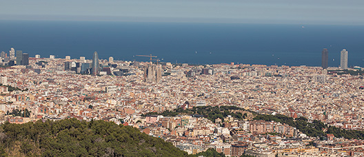 Vista panorámica de Barcelona con el mar al fondo